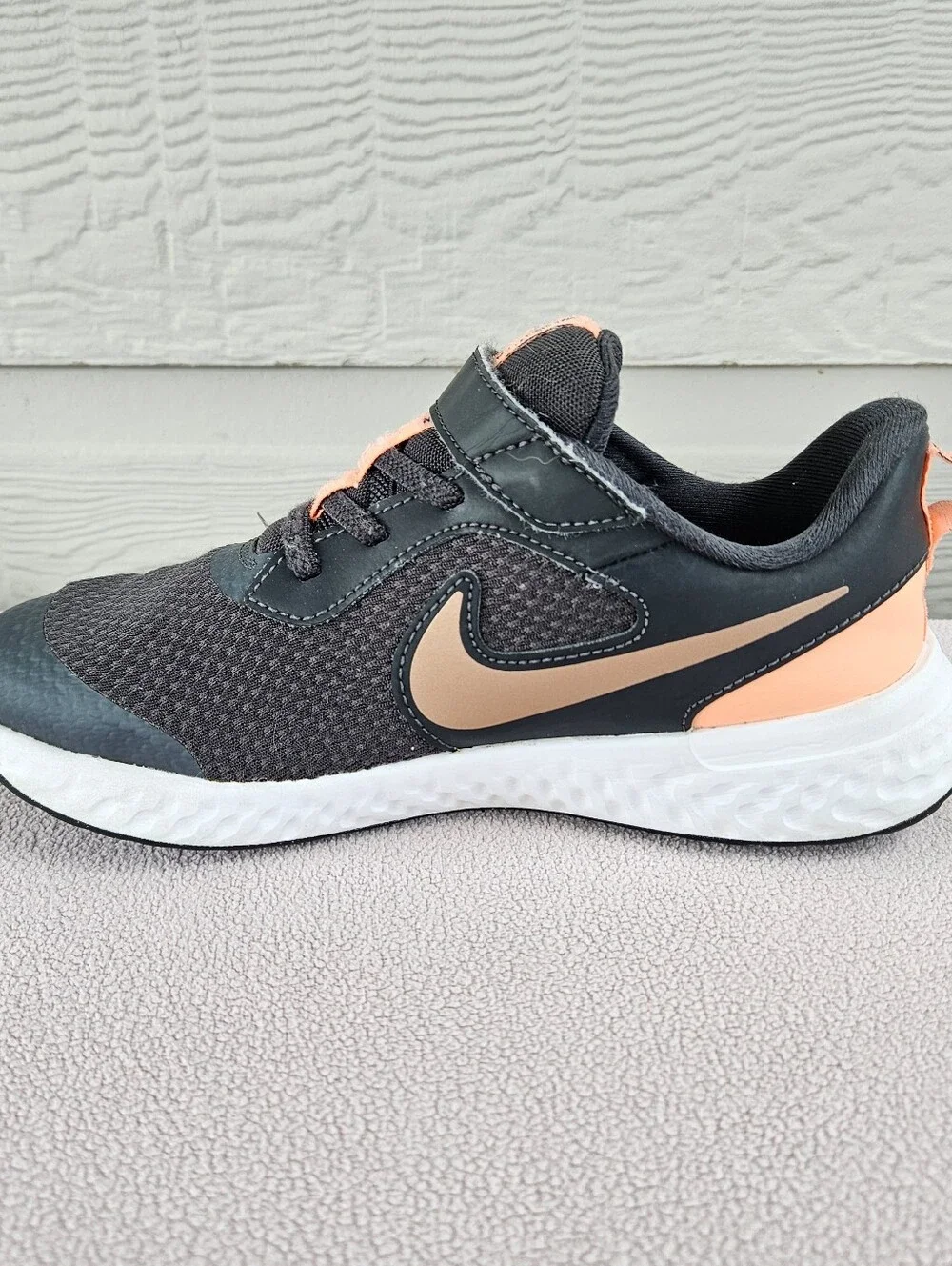 Nike Revolution 5 Hook & Loop Low Top Sneaker SZ 2Y Black Atomic Pink BQ5672-012